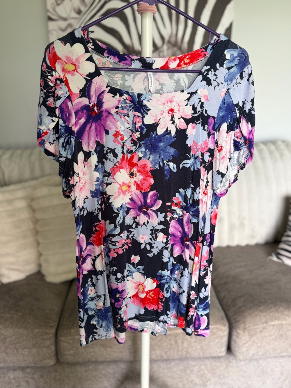 Floral Scoop Neck Short Sleeve Top in Navy and Multicolor